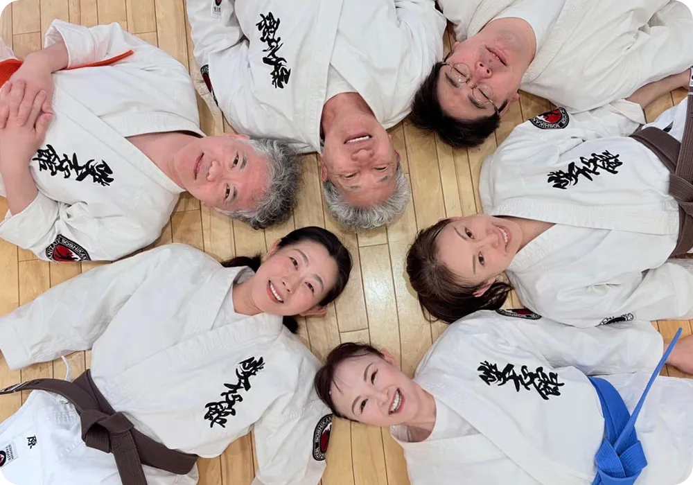 道場生達が仰向けで天井を見ている様子