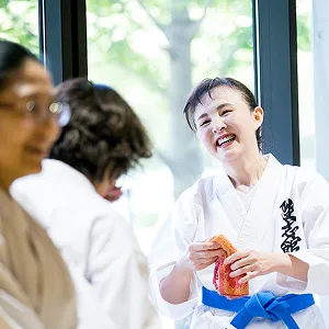 道場生が会話をしている様子